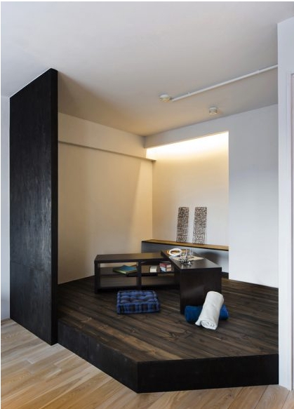 素材で仕切るリノベーションならではの、小上がりのオシャレな現代の和室。