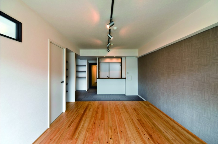 高級エンビタイルが作り出すクラシカルな空間。木とタイルのコントラストが映える家。
